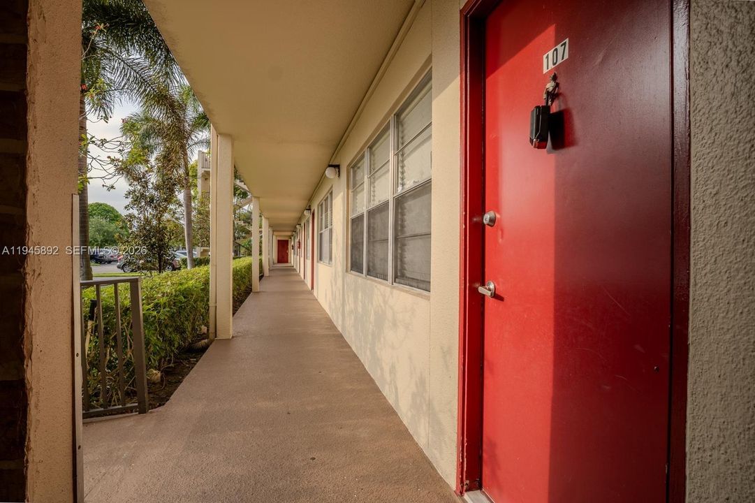 Active With Contract: $119,000 (1 beds, 1 baths, 585 Square Feet)