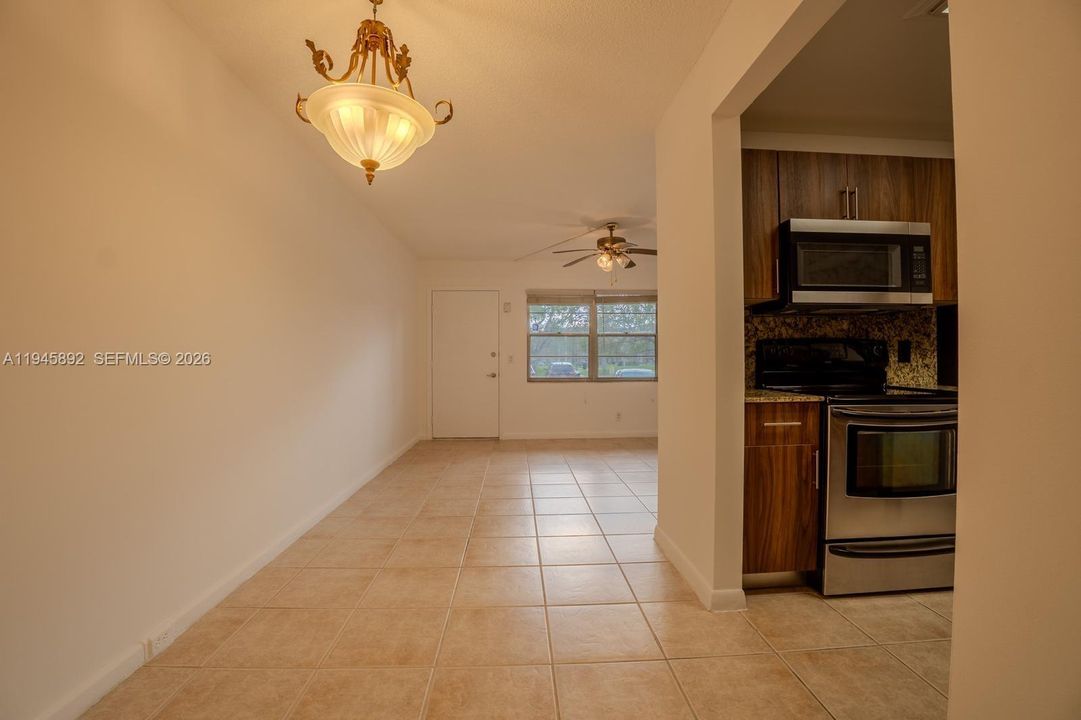 Active With Contract: $119,000 (1 beds, 1 baths, 585 Square Feet)