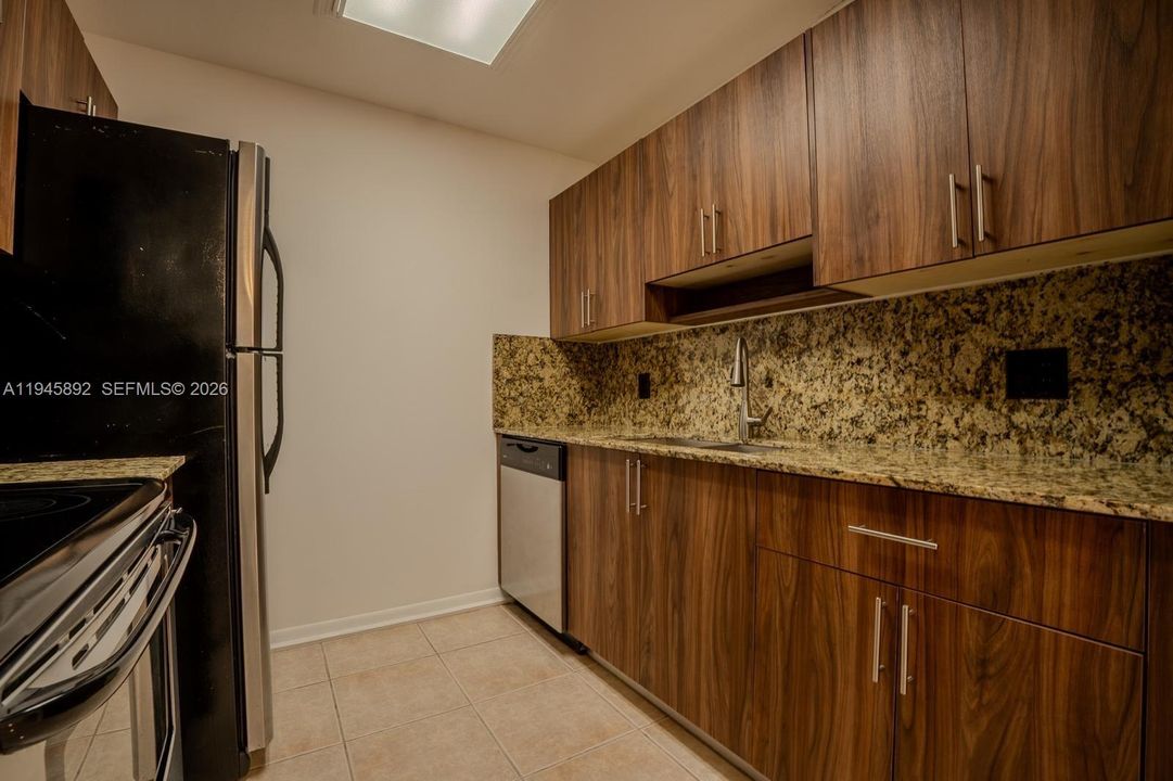 Active With Contract: $119,000 (1 beds, 1 baths, 585 Square Feet)
