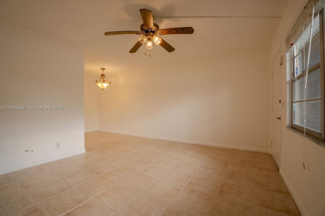 Active With Contract: $119,000 (1 beds, 1 baths, 585 Square Feet)
