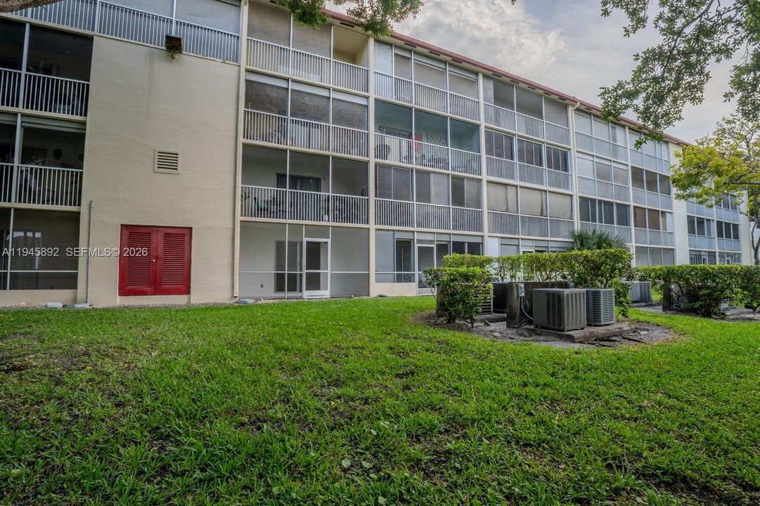 Active With Contract: $119,000 (1 beds, 1 baths, 585 Square Feet)