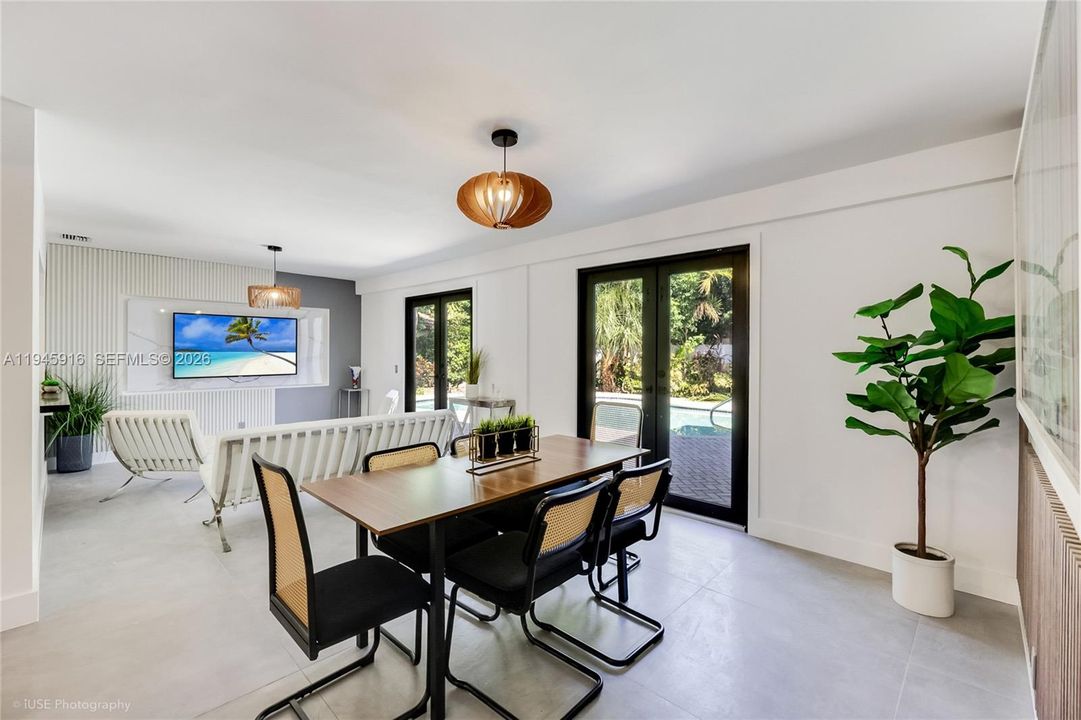 Vendido Recientemente: $1,595,000 (6 camas, 4 baños, 2907 Pies cuadrados)