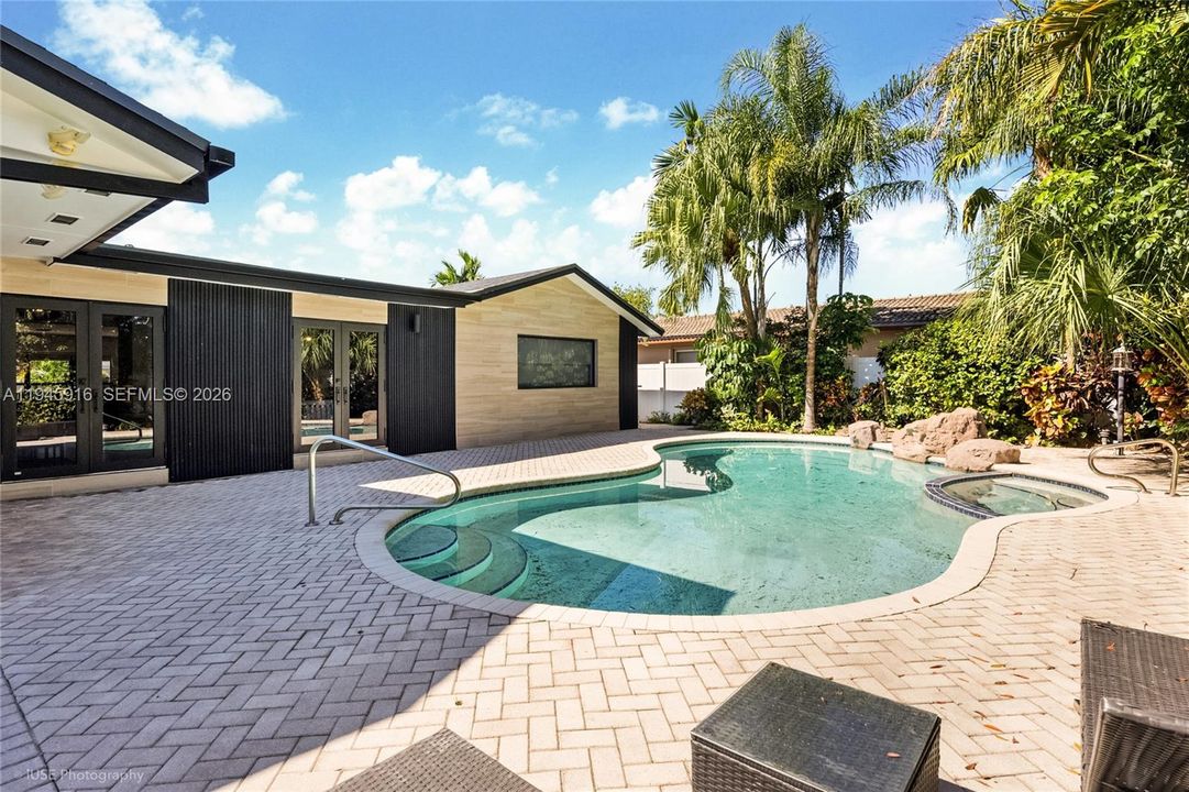 Vendido Recientemente: $1,595,000 (6 camas, 4 baños, 2907 Pies cuadrados)