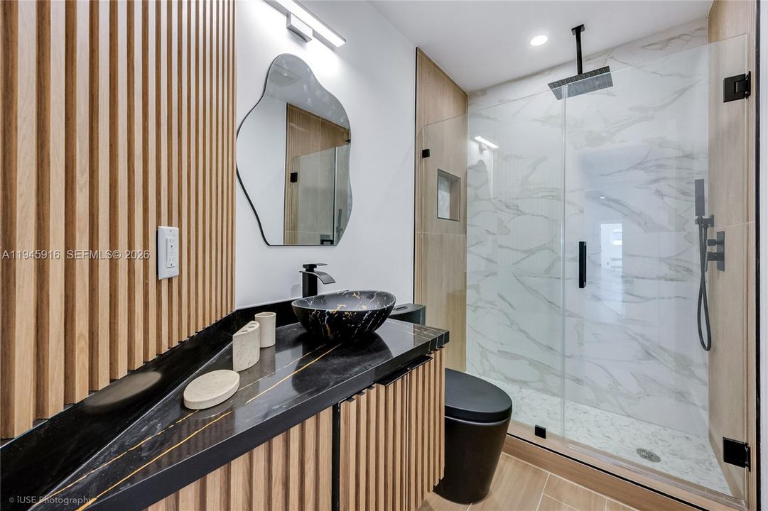 Vendido Recientemente: $1,595,000 (6 camas, 4 baños, 2907 Pies cuadrados)