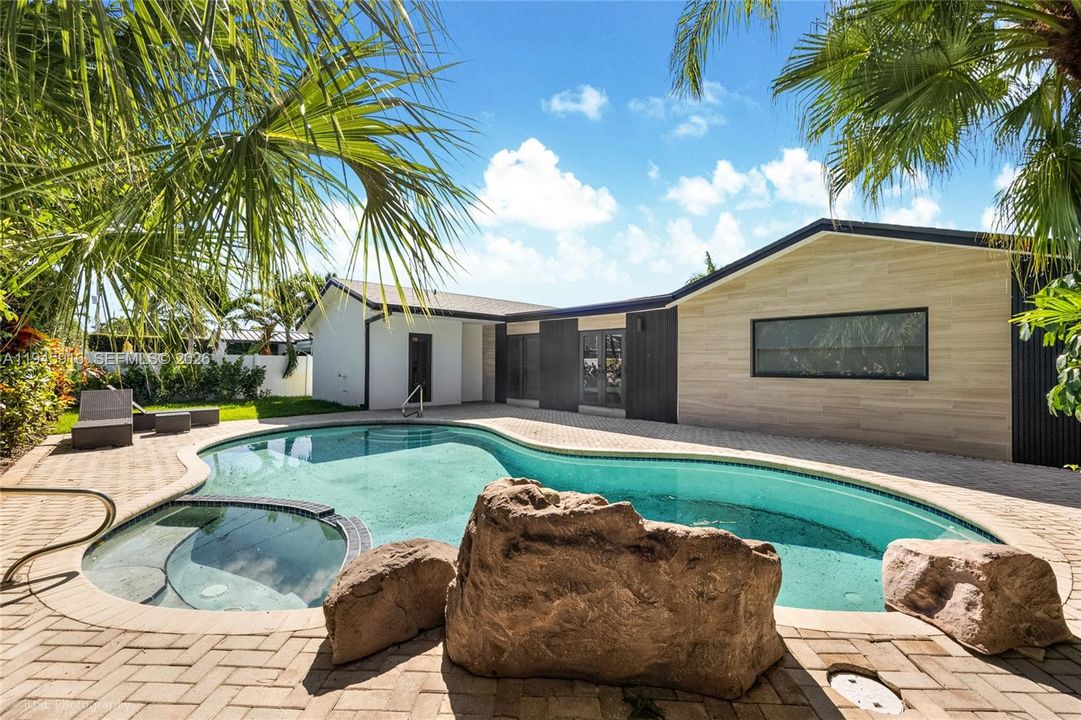 Vendido Recientemente: $1,595,000 (6 camas, 4 baños, 2907 Pies cuadrados)