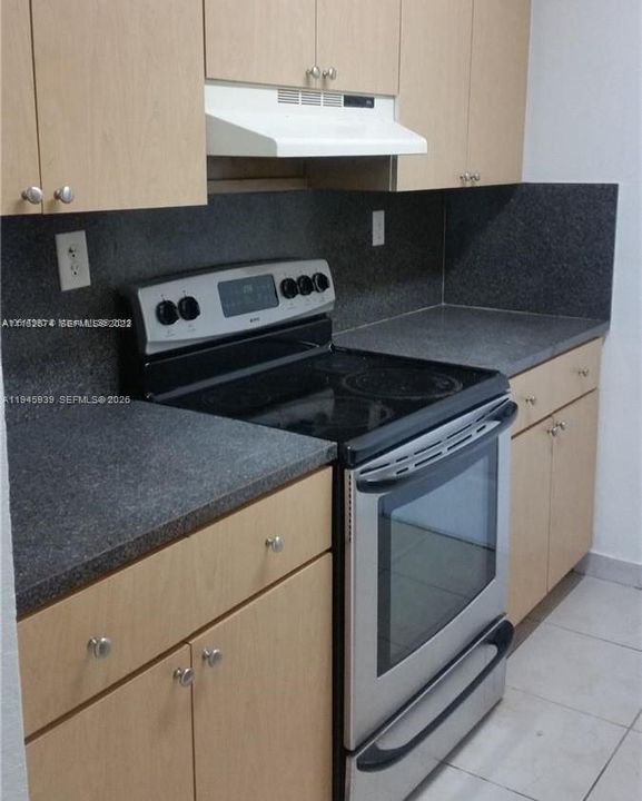 For Sale: $179,000 (1 beds, 1 baths, 636 Square Feet)