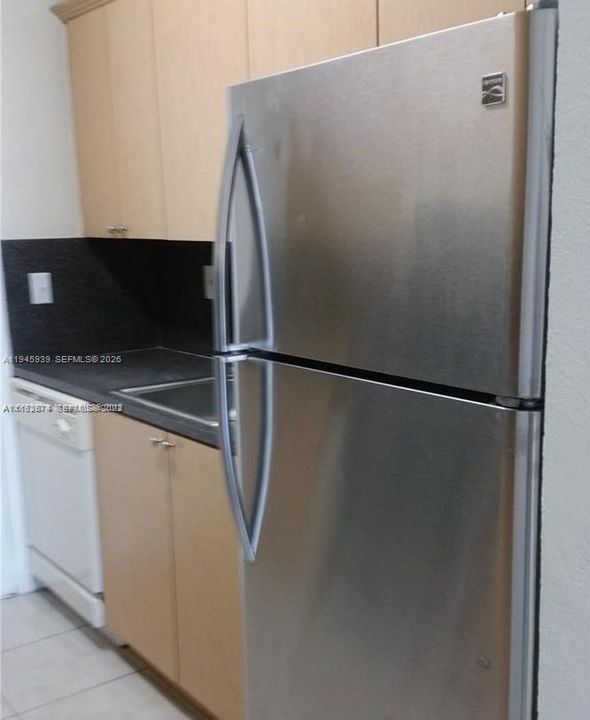 For Sale: $179,000 (1 beds, 1 baths, 636 Square Feet)
