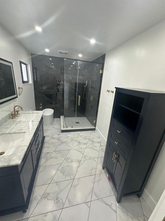 Activo con contrato: $880,000 (4 camas, 3 baños, 2380 Pies cuadrados)