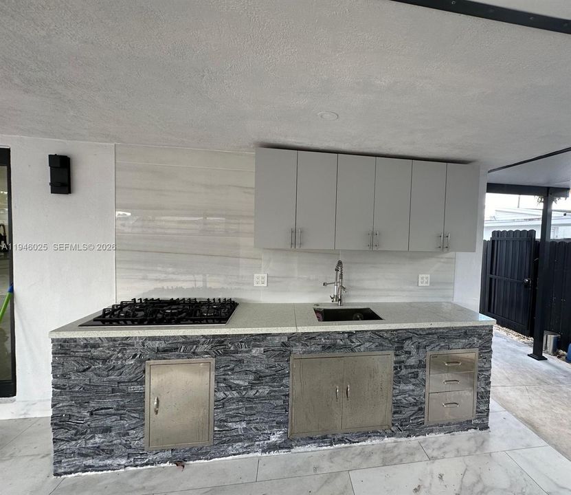 Activo con contrato: $880,000 (4 camas, 3 baños, 2380 Pies cuadrados)