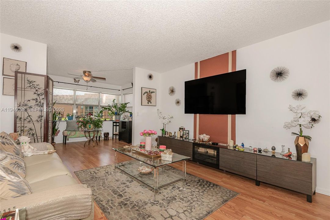 На продажу: $114,500 (1 спален, 1 ванн, 862 Квадратных фут)