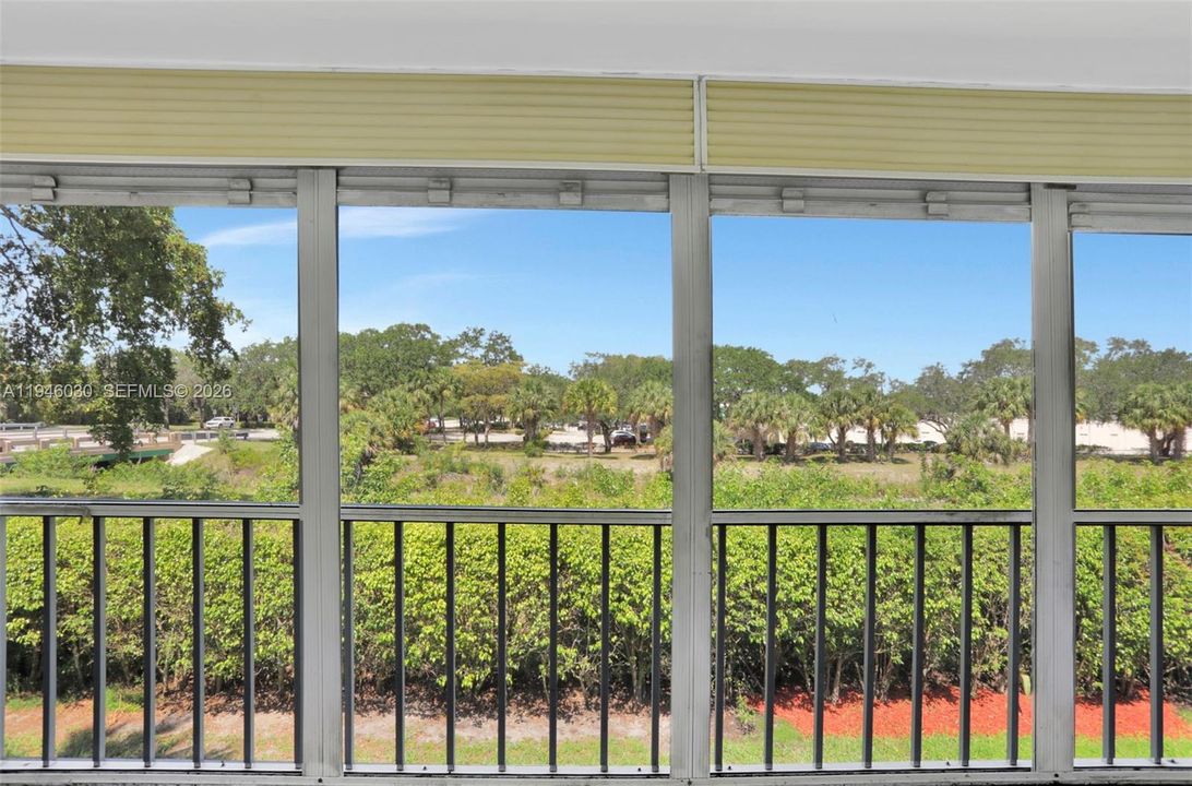 合同活跃: $129,900 (2 贝兹, 2 浴室, 990 平方英尺)