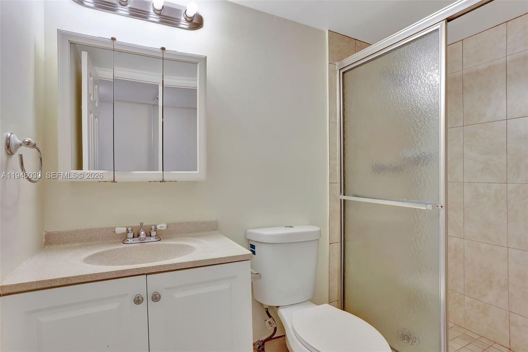 合同活跃: $129,900 (2 贝兹, 2 浴室, 990 平方英尺)