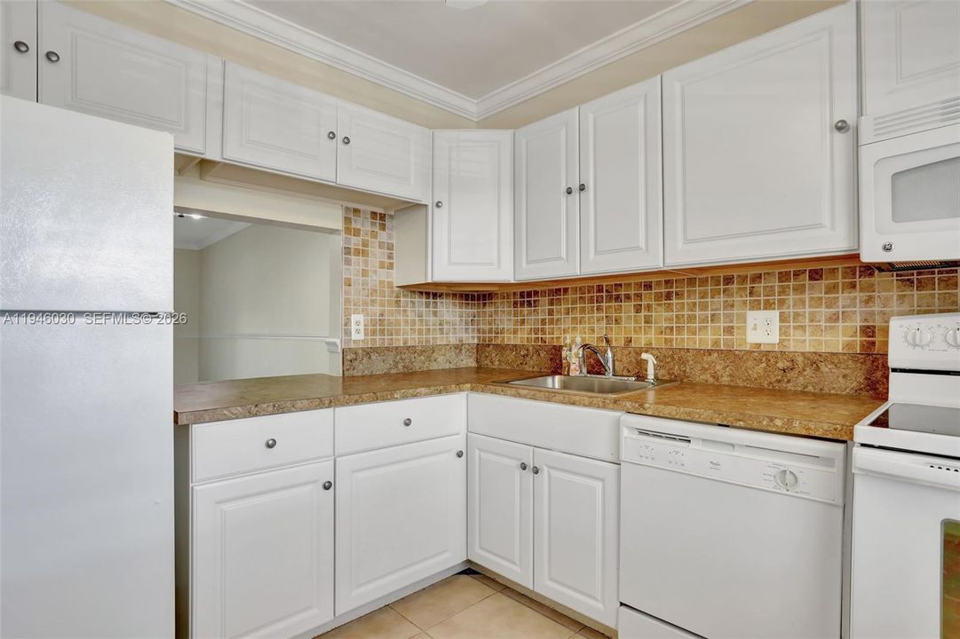 合同活跃: $129,900 (2 贝兹, 2 浴室, 990 平方英尺)