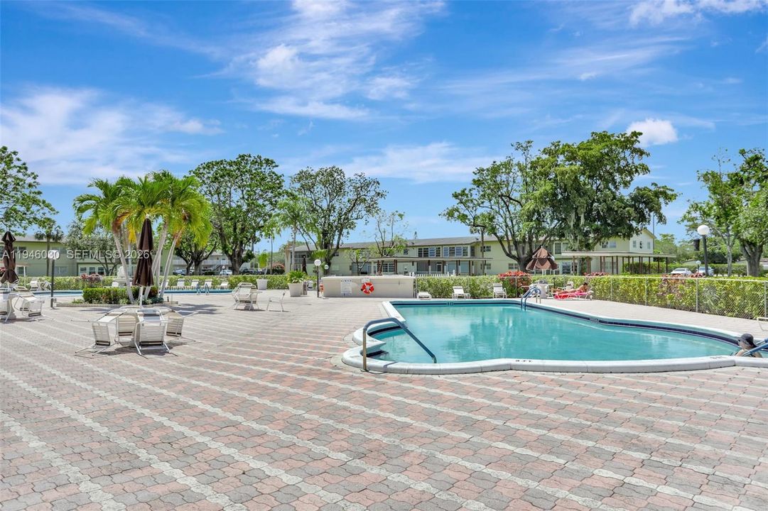 合同活跃: $129,900 (2 贝兹, 2 浴室, 990 平方英尺)