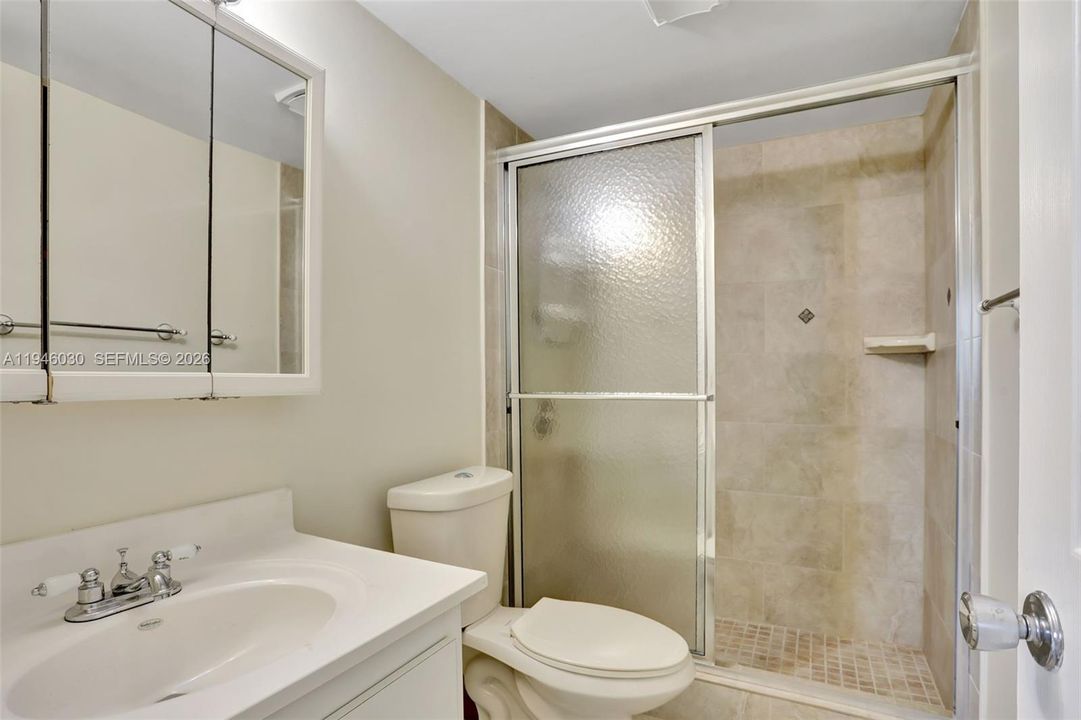 合同活跃: $129,900 (2 贝兹, 2 浴室, 990 平方英尺)