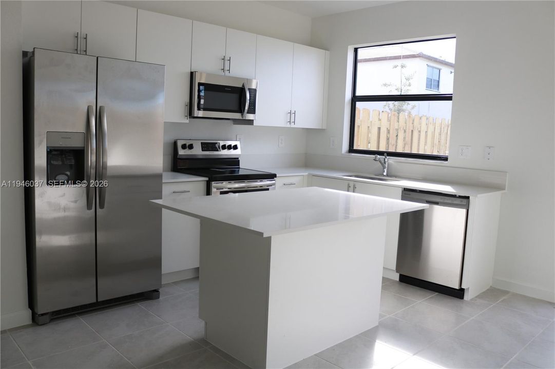For Sale: $425,000 (3 beds, 3 baths, 1328 Square Feet)