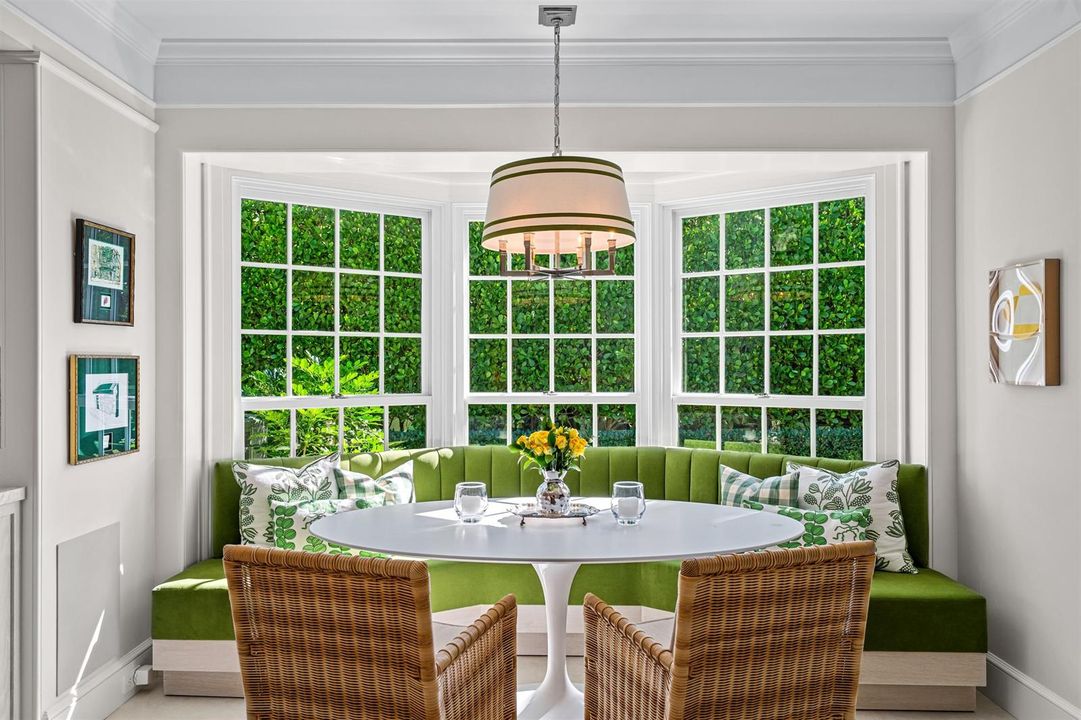 BREAKFAST_NOOK_STRAIGHT_DT