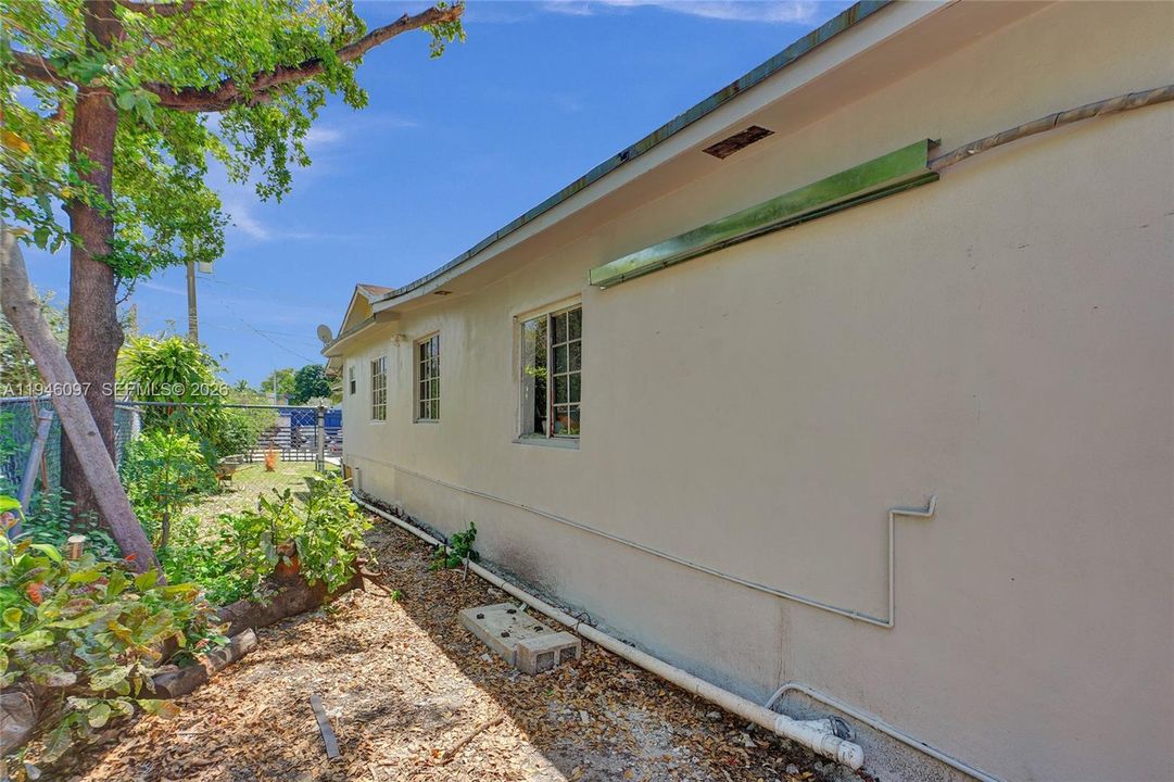 For Sale: $1,600,000 (2 beds, 1 baths, 1594 Square Feet)