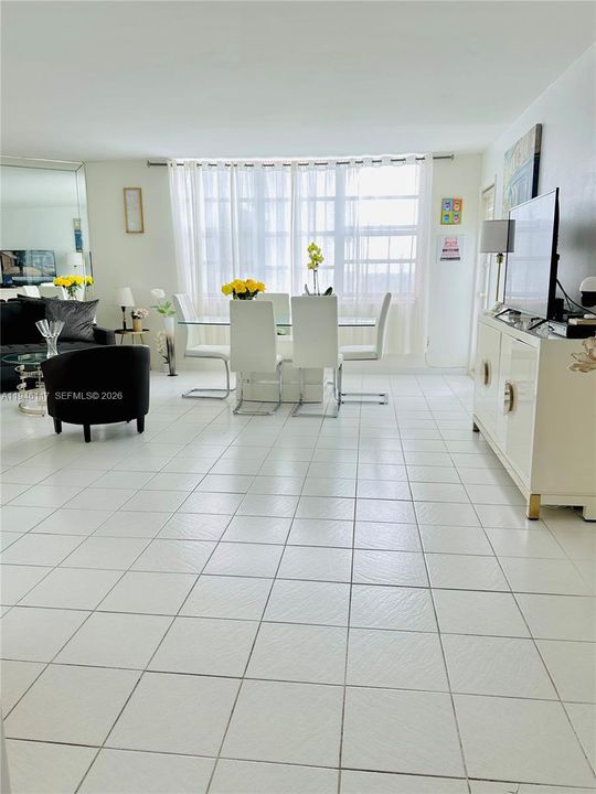 For Sale: $189,000 (1 beds, 1 baths, 873 Square Feet)