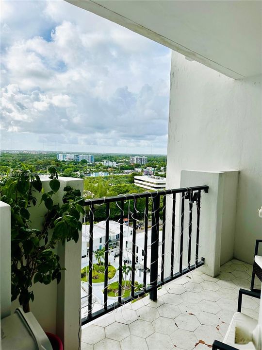 For Sale: $189,000 (1 beds, 1 baths, 873 Square Feet)
