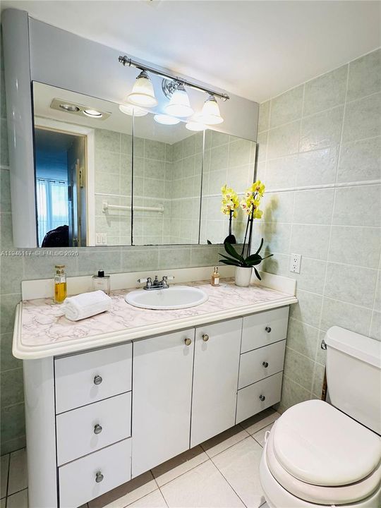 For Sale: $189,000 (1 beds, 1 baths, 873 Square Feet)