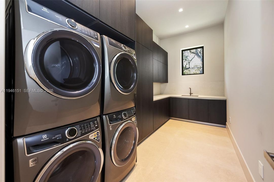 2 Electrolux Washers, 2 Electrolux Dryers