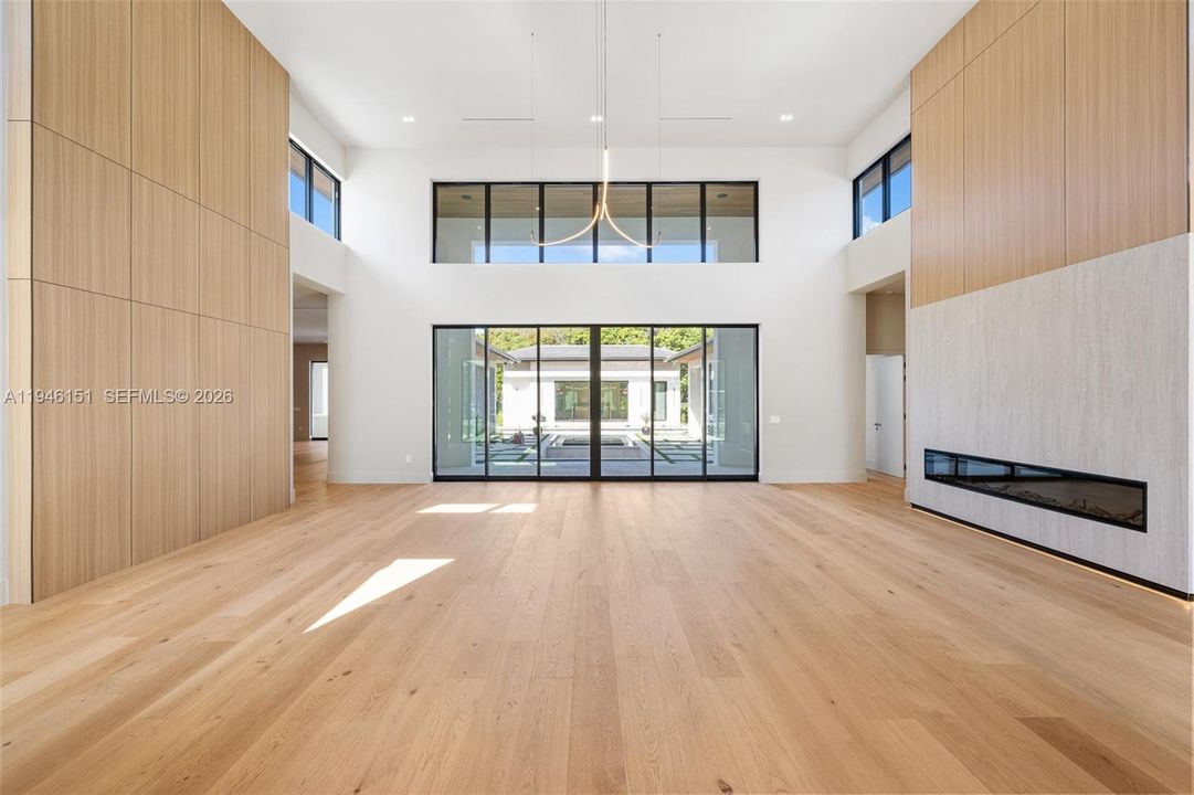 28 ft Foyer Ceilings