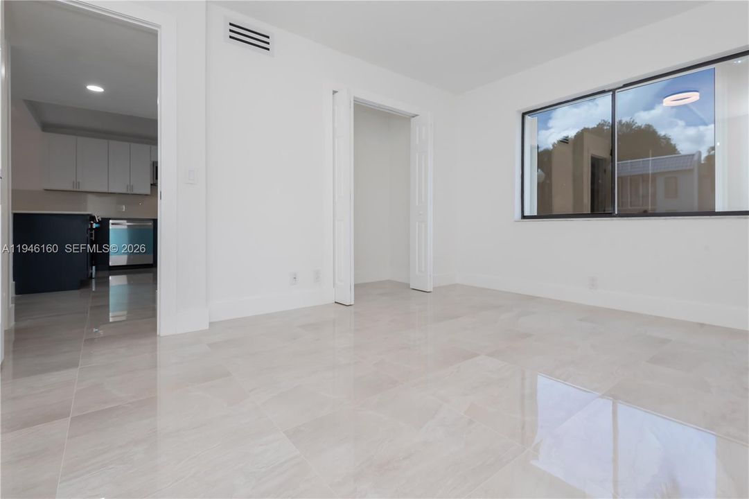 For Sale: $348,999 (2 beds, 2 baths, 1220 Square Feet)