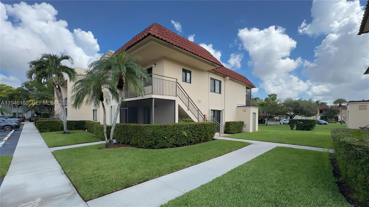 For Sale: $348,999 (2 beds, 2 baths, 1220 Square Feet)