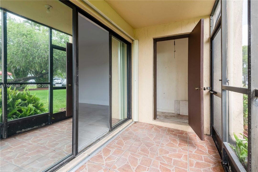 For Sale: $348,999 (2 beds, 2 baths, 1220 Square Feet)