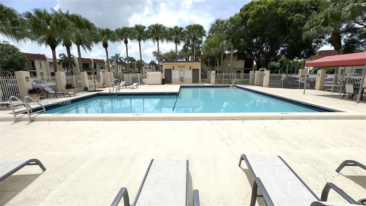 For Sale: $348,999 (2 beds, 2 baths, 1220 Square Feet)