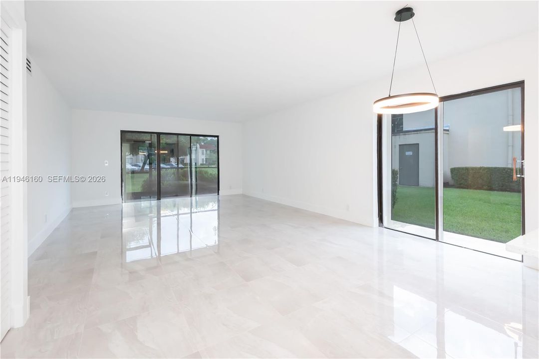 For Sale: $348,999 (2 beds, 2 baths, 1220 Square Feet)