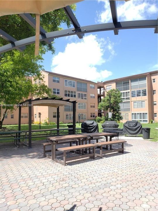 Active With Contract: $100,000 (2 beds, 2 baths, 865 Square Feet)