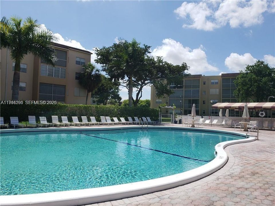Active With Contract: $100,000 (2 beds, 2 baths, 865 Square Feet)