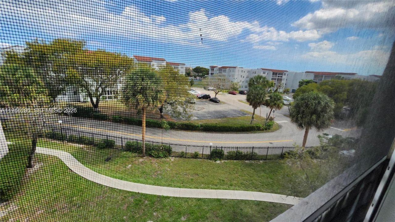 Active With Contract: $100,000 (2 beds, 2 baths, 865 Square Feet)