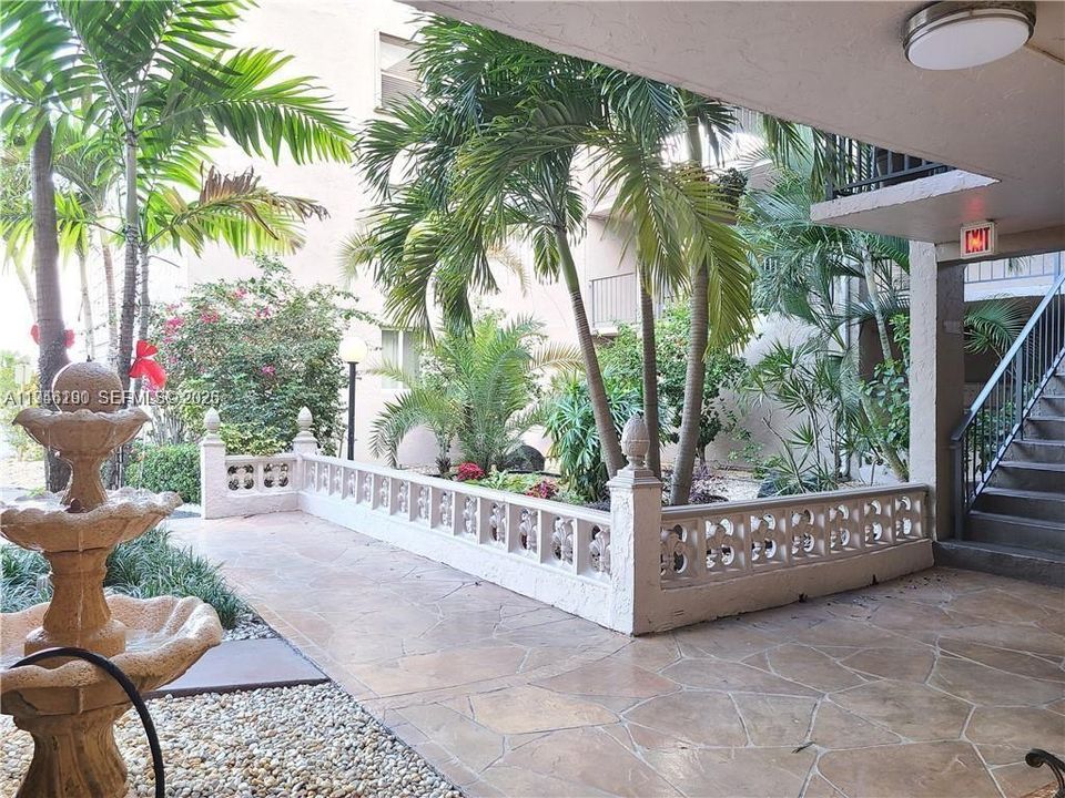 Active With Contract: $100,000 (2 beds, 2 baths, 865 Square Feet)