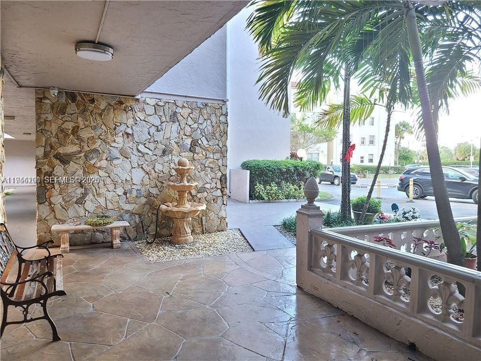 Active With Contract: $100,000 (2 beds, 2 baths, 865 Square Feet)
