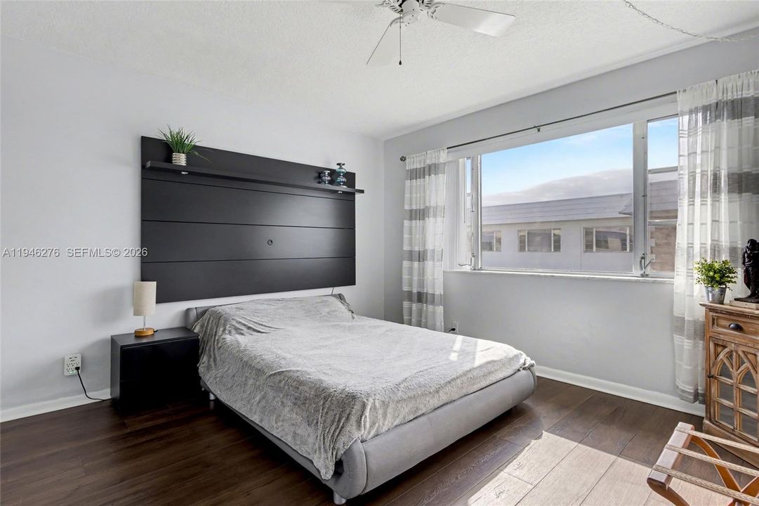 На продажу: $129,900 (2 спален, 1 ванн, 840 Квадратных фут)