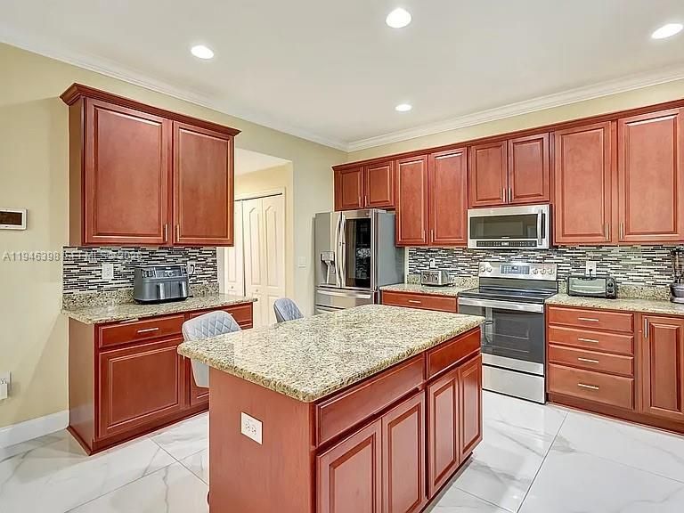 En Renta: $4,500 (6 camas, 4 baños, 3916 Pies cuadrados)