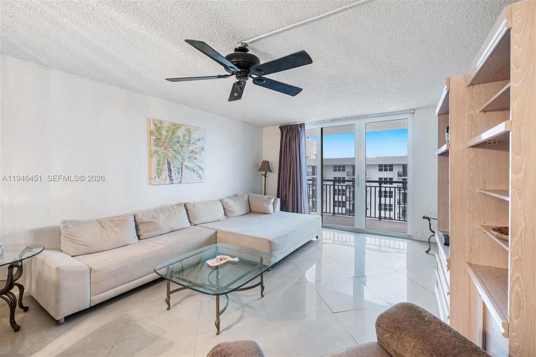 En Venta: $799,000 (2 camas, 2 baños, 1200 Pies cuadrados)