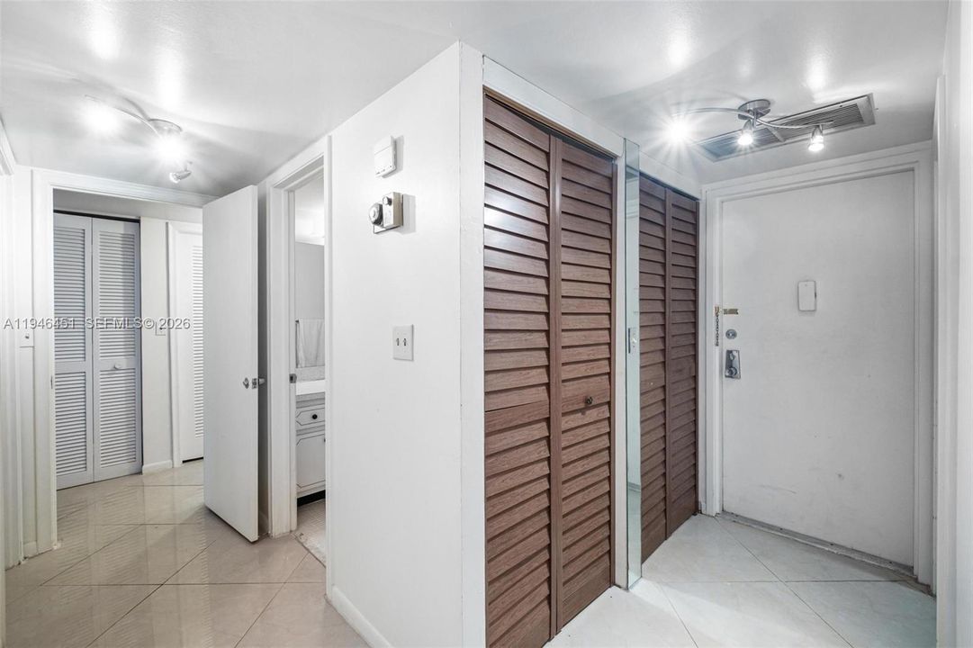 En Venta: $799,000 (2 camas, 2 baños, 1200 Pies cuadrados)