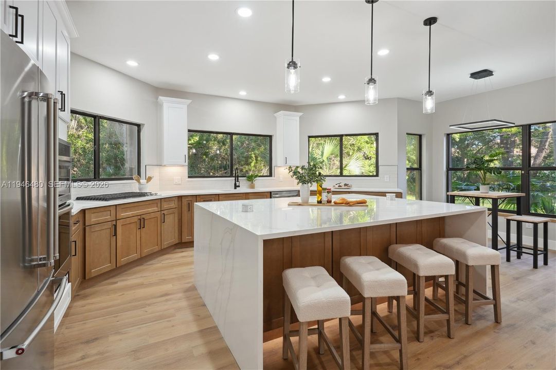 Vendido Recientemente: $1,100,000 (3 camas, 2 baños, 2543 Pies cuadrados)