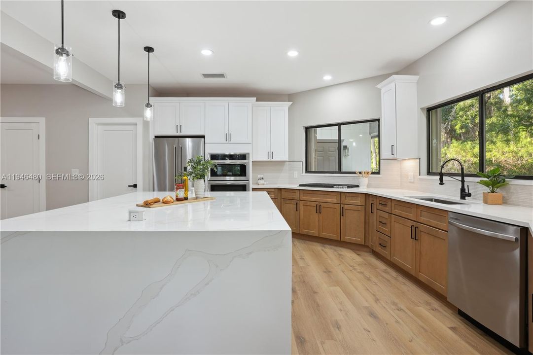 Vendido Recientemente: $1,100,000 (3 camas, 2 baños, 2543 Pies cuadrados)