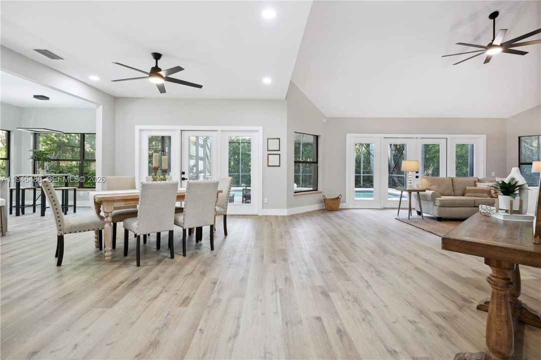 Vendido Recientemente: $1,100,000 (3 camas, 2 baños, 2543 Pies cuadrados)