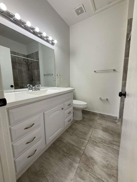 Activo con contrato: $228,900 (2 camas, 2 baños, 854 Pies cuadrados)
