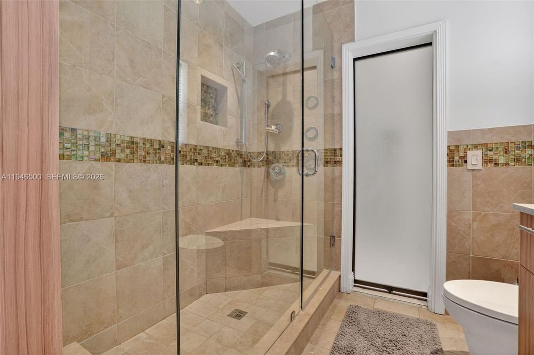 SUITE SHOWER