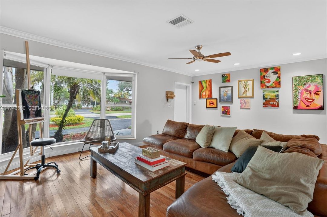 LARGE LIVING ROOM