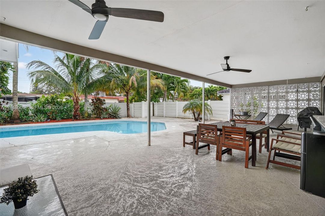 LARGE PATIO WITH FLAT ROOF
