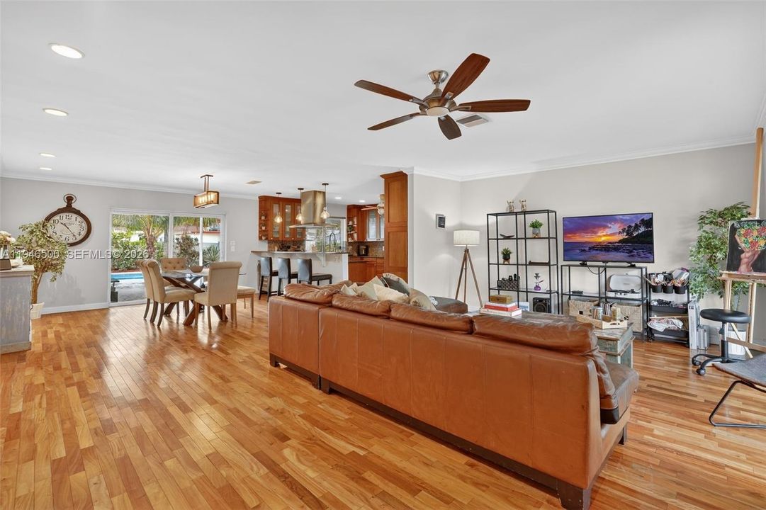 LARGE LIVING ROOM