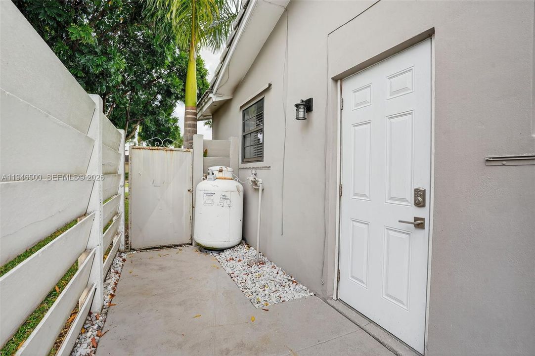 SIDE ENTRANCES WITH NATURAL GAS TANK